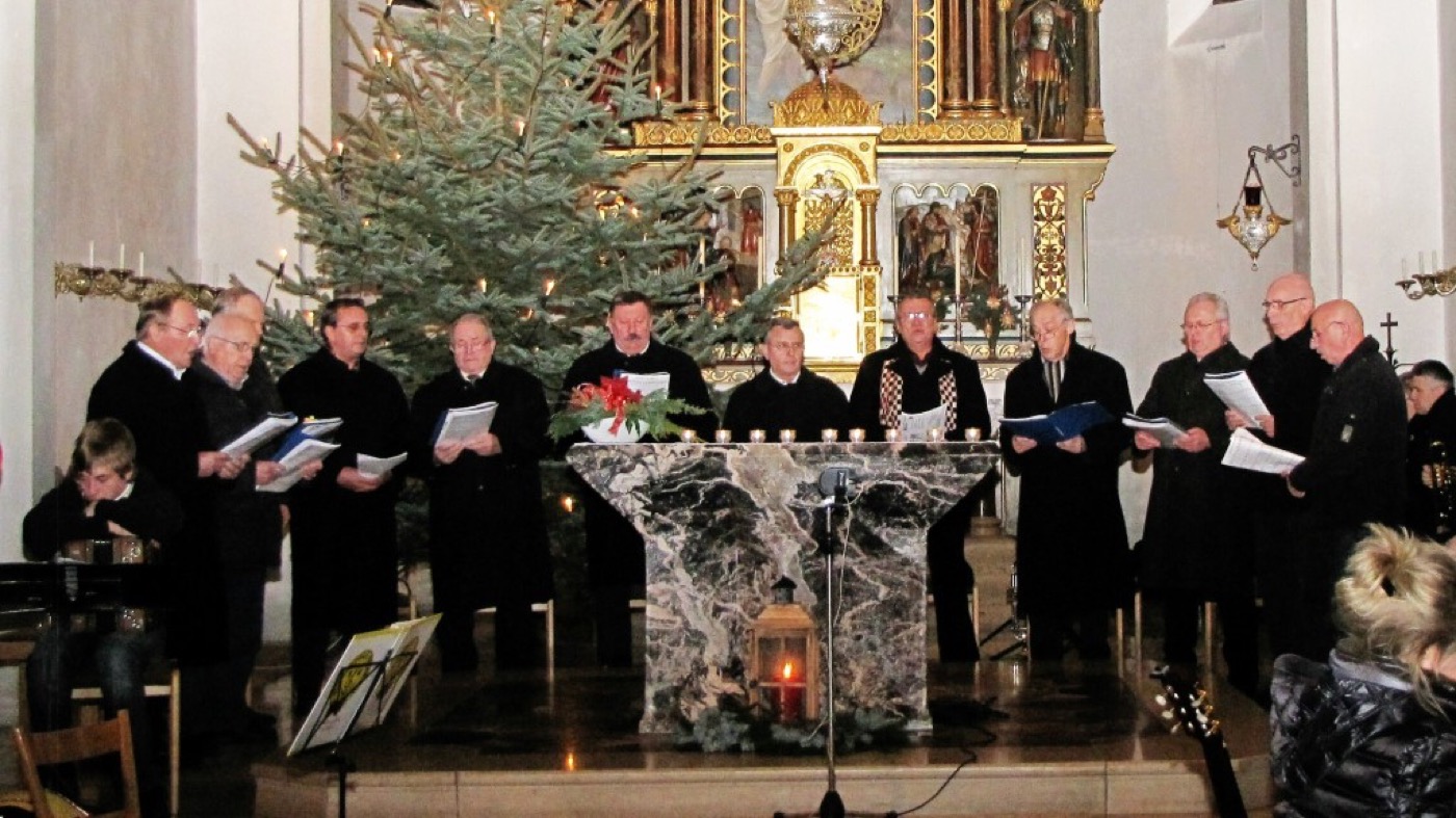 Der Hüttenchor beim Adventsingen in der Pfarrkirche
