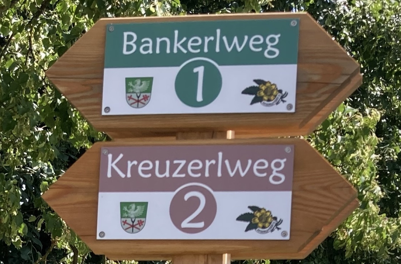 Wegmarkierung an einem Baum
