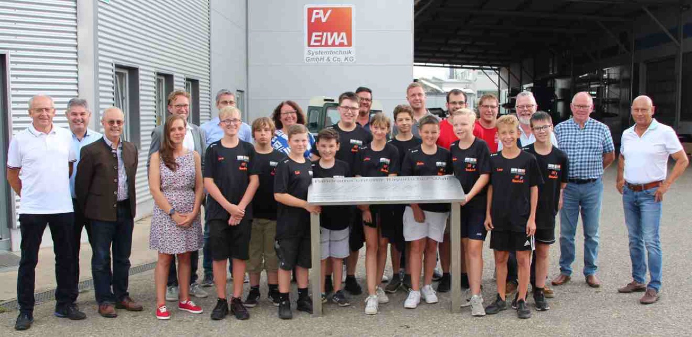 Projektgruppe der Mittelschule mit einer Panoramatafel