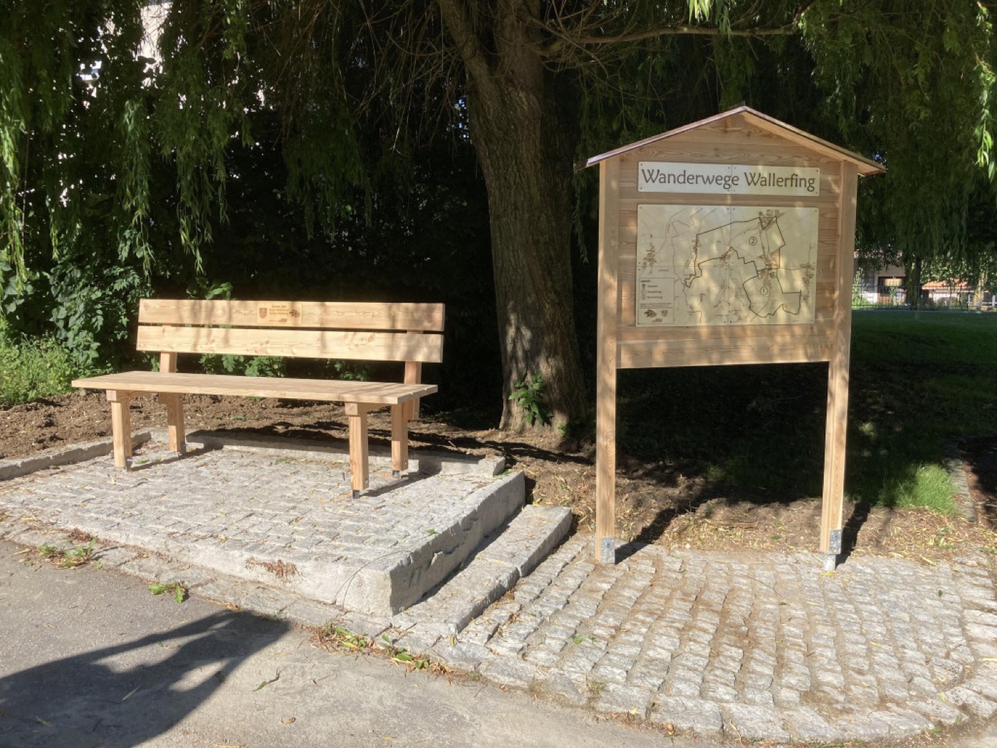 Schautafel mit Ruhebank am Parkplatz an der Böde